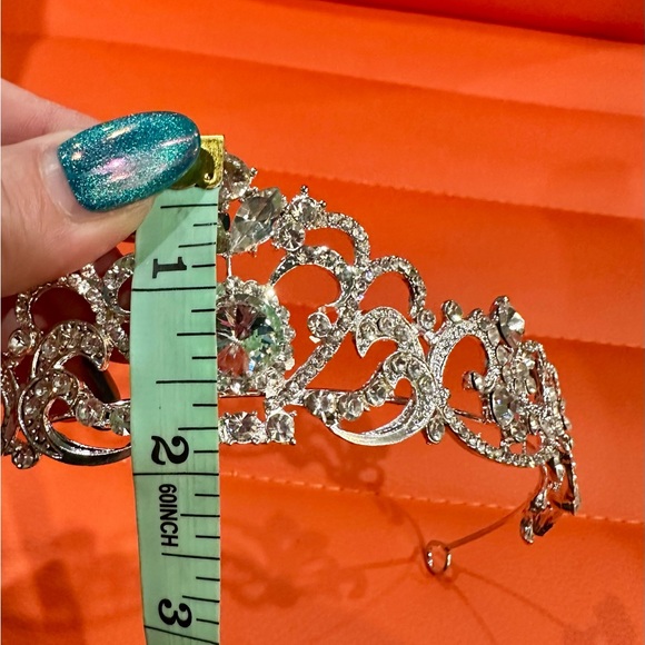 Elegant Silver Tiara with Crystal Accents - Picture 5 of 5